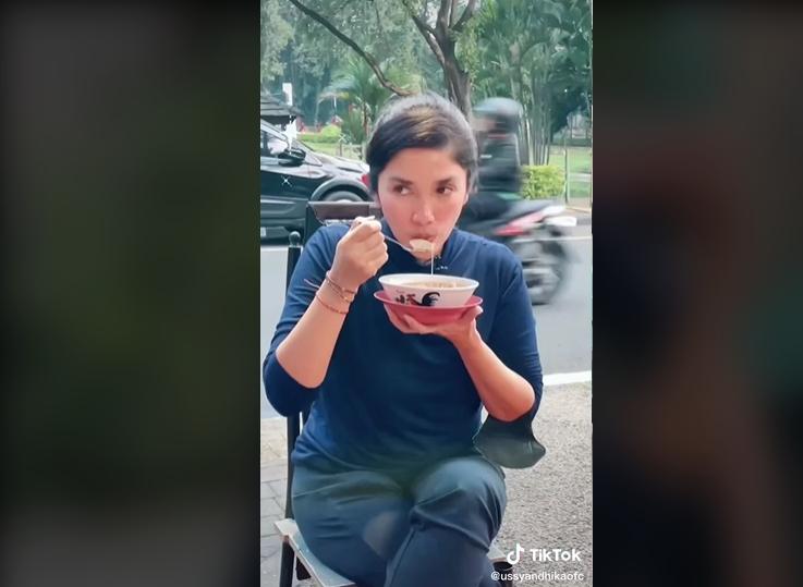 Gaya Ussy Sulistiawaty Jajan di Pinggir Jalan. (TikTok/ussyandhikaofc)