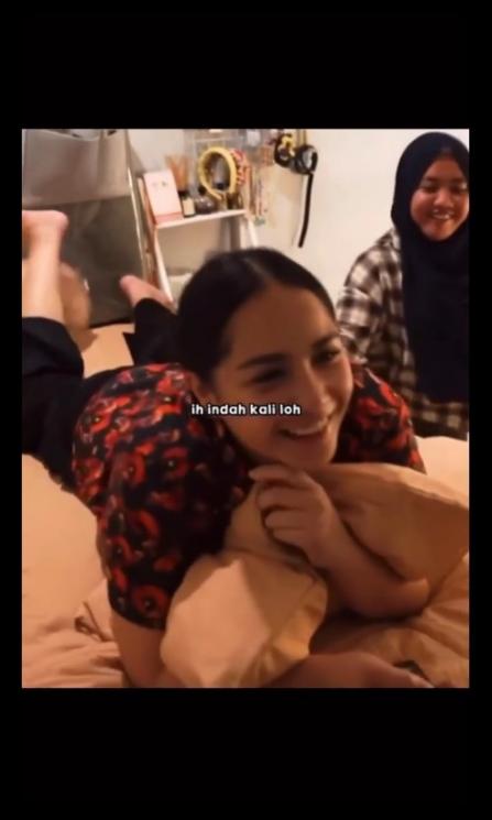 Nagita Slavina numpang Salat di kosan karyawan RANS. (Instagram/videoladygigi)
