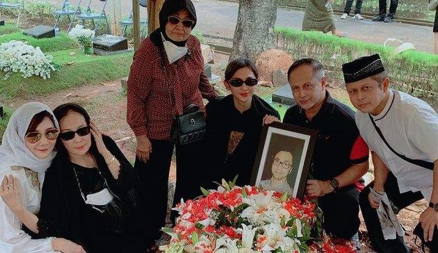 Potret Dena Rachman melayat sepupu. (Instagram/denarachman/gina.rachman)