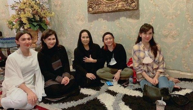 Potret Dena Rachman melayat sepupu. (Instagram/denarachman/gina.rachman)