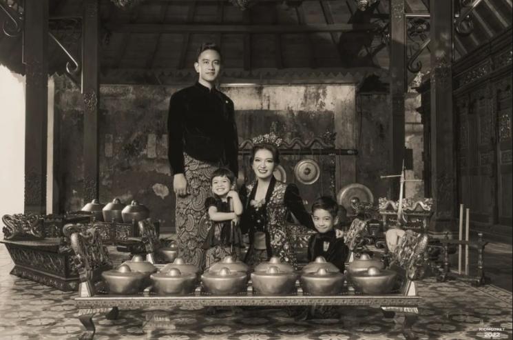 Momen Pemotretan Keluarga Gibran dan Selvi Ananda. (Instagram/riomotret)