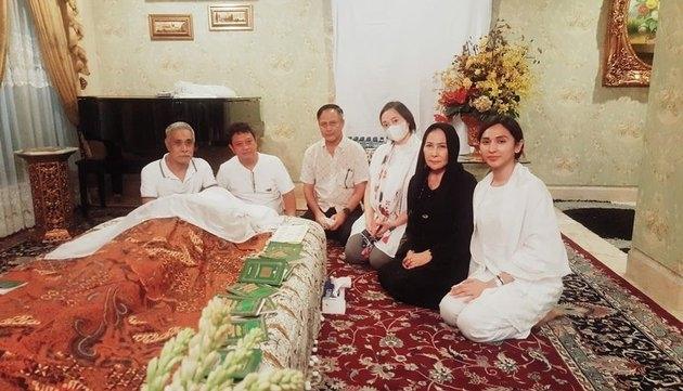 Potret Dena Rachman melayat sepupu. (Instagram/denarachman/gina.rachman)