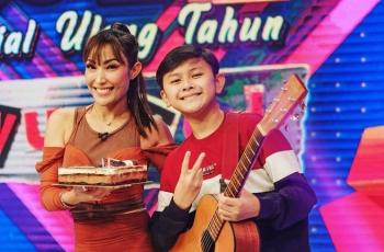 9 Potret Ultah Ayu Dewi ke-38, Dirayakan Meriah Bareng Orang-Orang Tercinta
