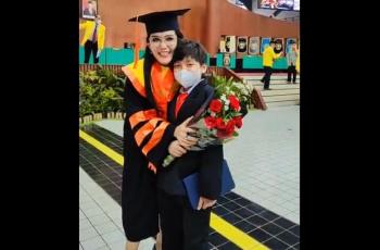 8 Momen Wisuda S3 Rieke Diah Pitaloka, Raih Predikat Cumlaude