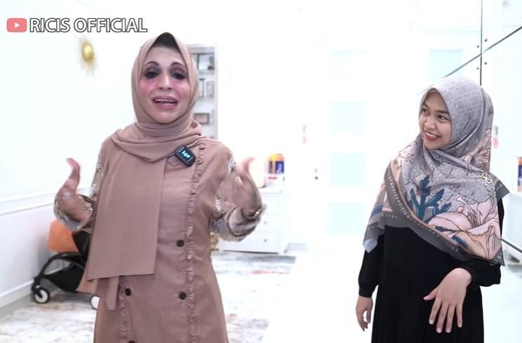 Momen Kak Jill pakai hijab (YouTube/Ricis Official)