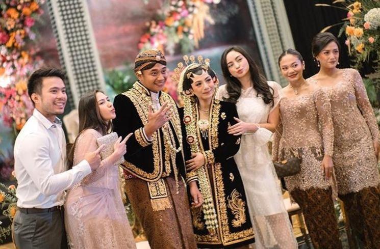 Potret Amel Carla di Nikahan Kakak. (Instagram/@amelcarla)