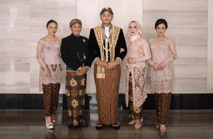 Potret Amel Carla di Nikahan Kakak. (Instagram/@amelcarla)
