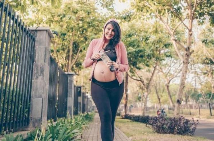 Potret Artis Tetap Olahraga Saat Hamil. (Instagram/mrssharena)