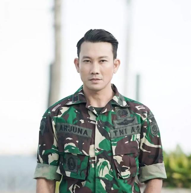 Potret Artis Pria Pakai Seragam TNI. (Instagram/sumargodenny)