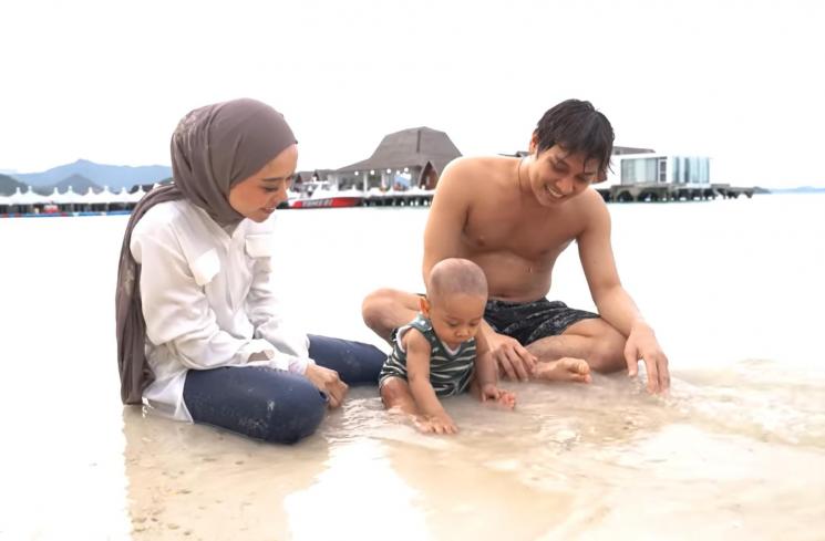 Momen Main Air Laut Baby L [Youtube]