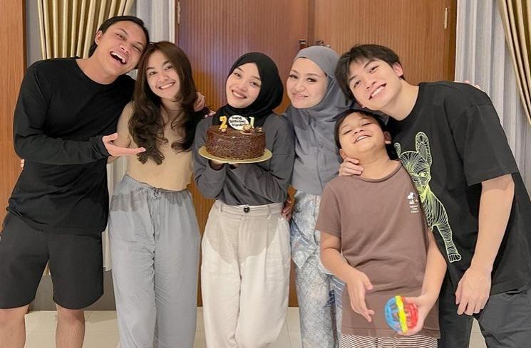 Potret Akrab Mahalini dan Adik-adik Rizky Febian. (Instagram/@putridelinaa)