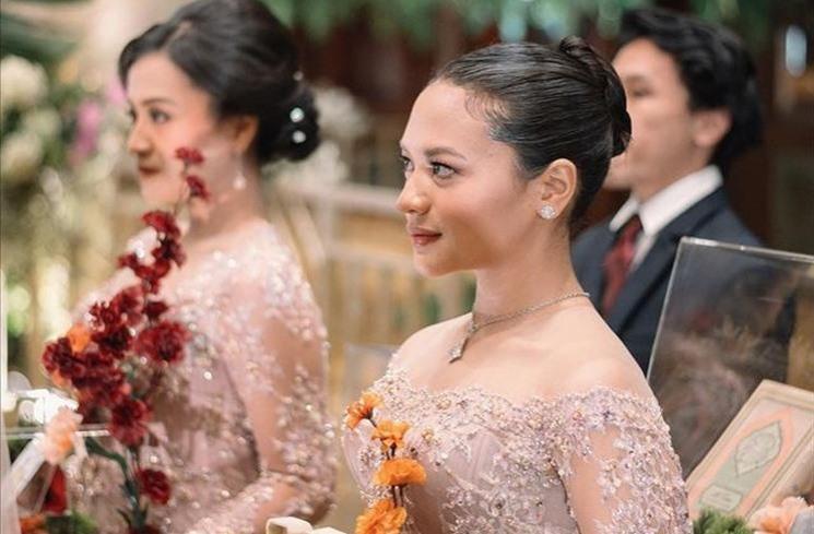 Potret Amel Carla di Nikahan Kakak. (Instagram/@amelcarla)