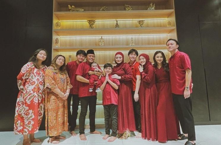 Potret Akrab Mahalini dan Adik-adik Rizky Febian. (Instagram/@rizkyfbian)