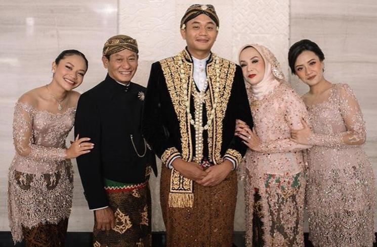 Potret Amel Carla di Nikahan Kakak. (Instagram/@amelcarla)
