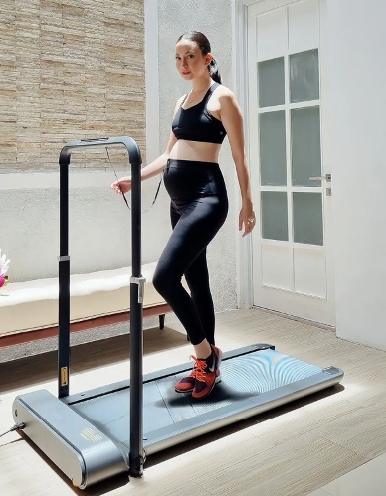 Potret Artis Tetap Olahraga Saat Hamil. (Instagram/karinadila8921)