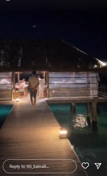 Potret Titi Kamal dan Christian Sugiono Liburan ke Maldives. (Instagram/titi_kamall)