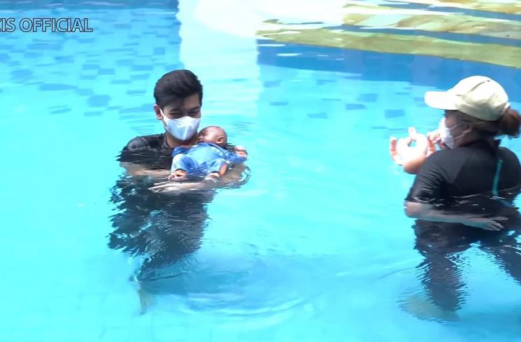 Baby Moana renang pertama kali (YouTube/Ricis Official)