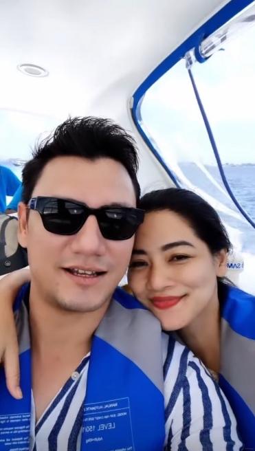 Potret Titi Kamal dan Christian Sugiono Liburan ke Maldives. (Instagram/csugiono)