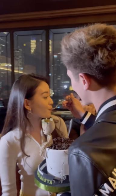 Potret Kejutan Ultah Verrel Bramasta. (Instagram/bramastavrl)