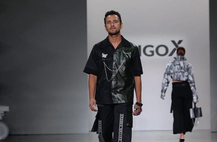 Pesona Raffi Ahmad Melenggang di Catwalk New York Fashion Week. (Instagram/erigostore)