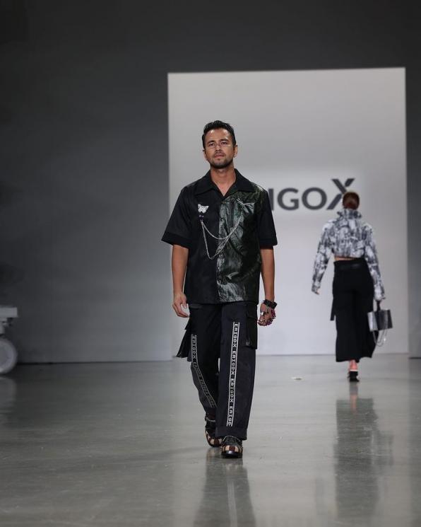 7 Pesona Raffi Ahmad Melenggang di Catwalk New York Fashion Week ...