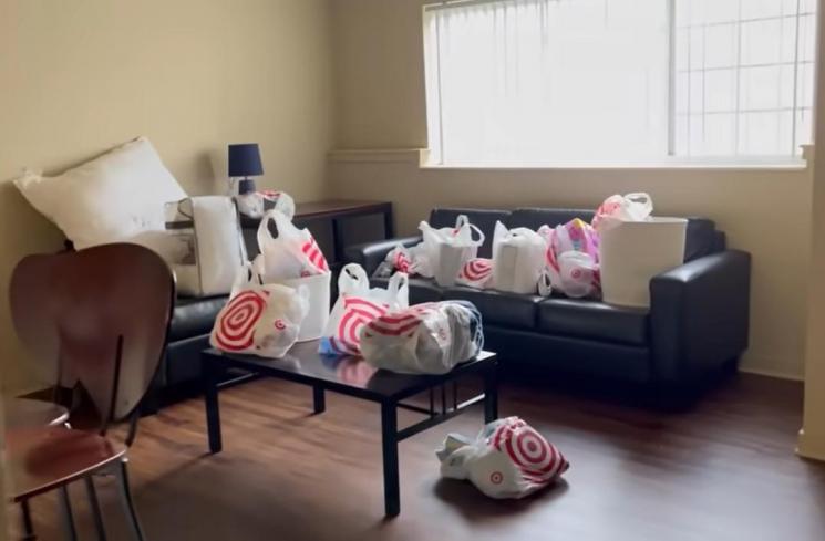 Potret apartemen Beby Tsabina di Amerika. (YouTube/Beby Tsabina TV)