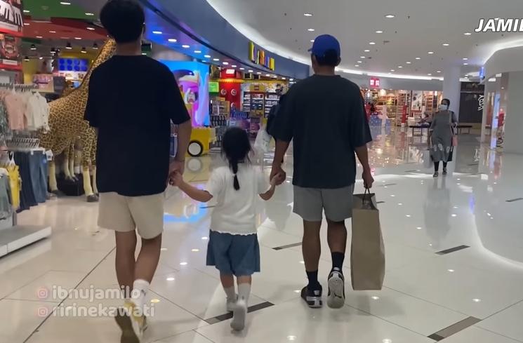 Momen Dhofin anak Ibnu Jamil jalan bareng adik sambung (YouTube/Jamilo TV)