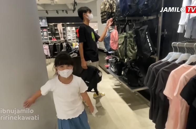Momen Dhofin anak Ibnu Jamil jalan bareng adik sambung (YouTube/Jamilo TV)