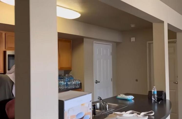 Potret apartemen Beby Tsabina di Amerika. (YouTube/Beby Tsabina TV)