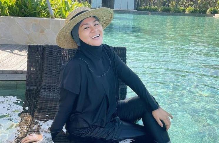 Potret Yunita Mantan Istri Daus Mini Liburan di Bali. (Instagram/@lee_yunita)