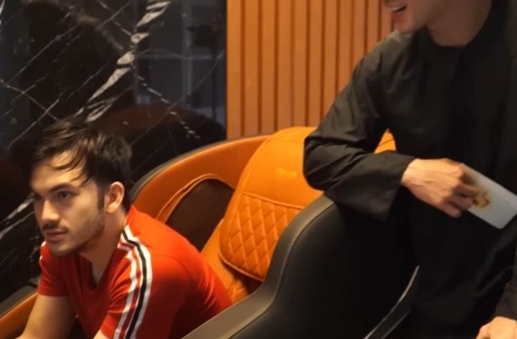 Momen Verrell Bramasta buka kado ultah (YouTube/VRL Bramasta)