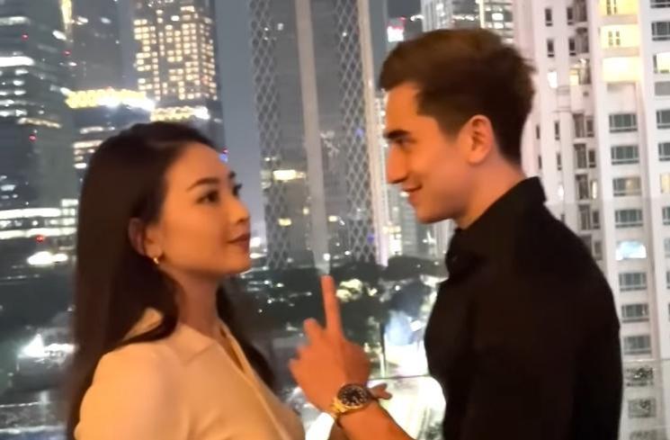 Momen Verrell Bramasta buka kado ultah (YouTube/VRL Bramasta)