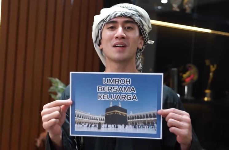 Momen Verrell Bramasta buka kado ultah (YouTube/VRL Bramasta)