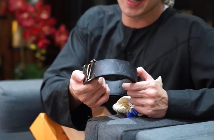 Momen Verrell Bramasta buka kado ultah (YouTube/VRL Bramasta)