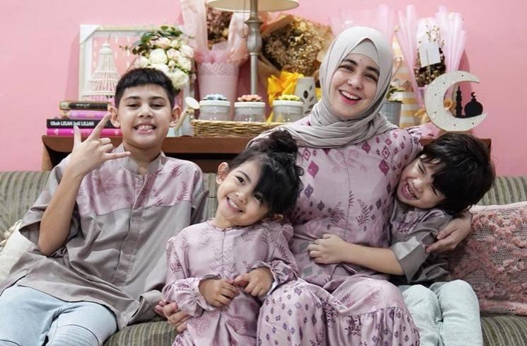 Artis cerai saat anak masih kecil (Instagram/@ristytagor)