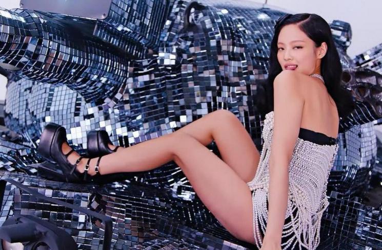 Jennie BLACKPINK Pakai Kostum Karya Desainer Indonesia. (Instagram/dianamputri)