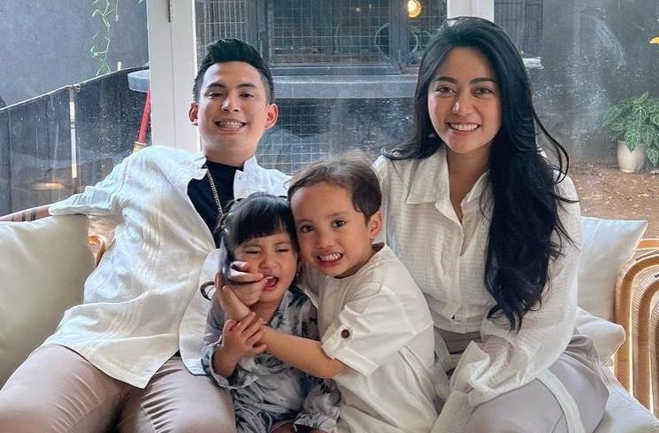 Artis cerai saat anak masih kecil (Instagram/@rachelvennya)