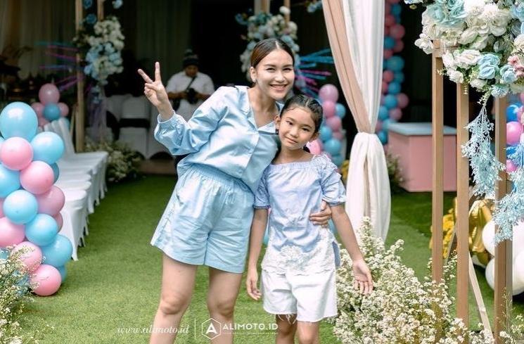 Artis cerai saat anak masih kecil (Instagram/@ayutingting92)
