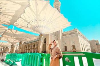 9 Momen Kiky Saputri Umrah Bareng Keluarga, Dipuji Makin Cantik Berhijab