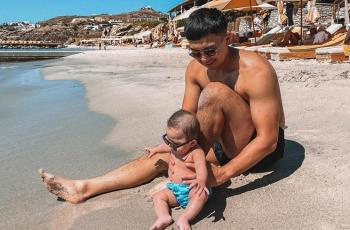 10 Potret Nikita Willy Liburan ke Yunani, Ajak Baby Izz Main di Pantai