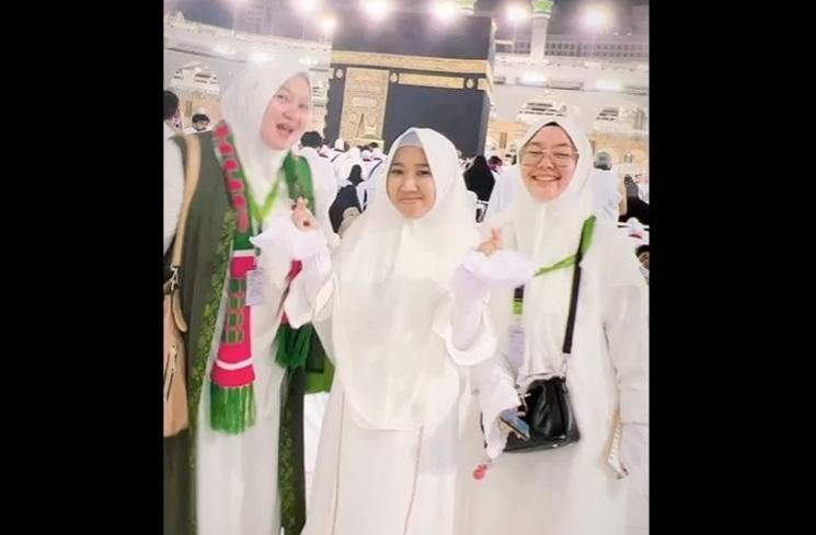 Momen Kiky Saputri Umrah Bareng Keluarga (instagram/@kikysaputrii)