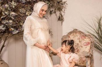 10 Potret Baby Bump Kartika Putri, Bumil Makin Cantik Aja Nih!