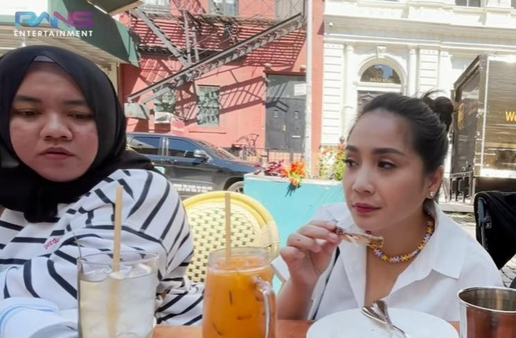 Nagita Slavina pakai kalung Rp13 juta dikira kalung mainan. (YouTube/RANS Entertainment)