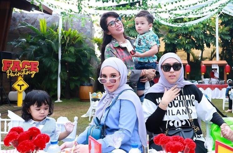Gaya artis saat antar anak sekolah (Instagram/@ussypratama)