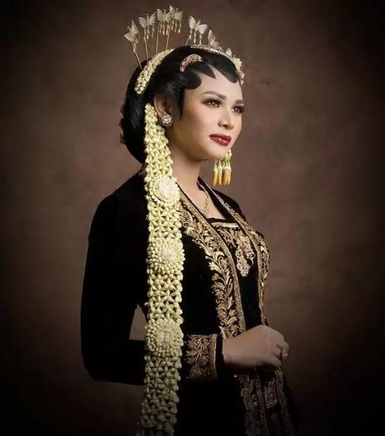 Makeup Nikahan Adik Artis. (Instagram/bennusorumba)