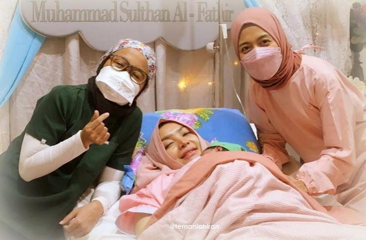 Wajah glowing para artis yang lahiran di tahun 2022 (Instagram/@roro.fitria1989)