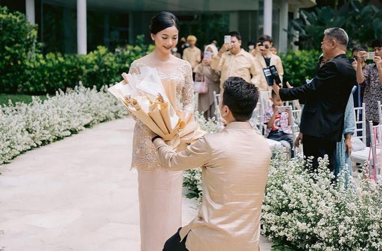 Potret Lamaran Glenca Chysara dan Rendi Jhon. (Instagram/glencachysaraofficial)