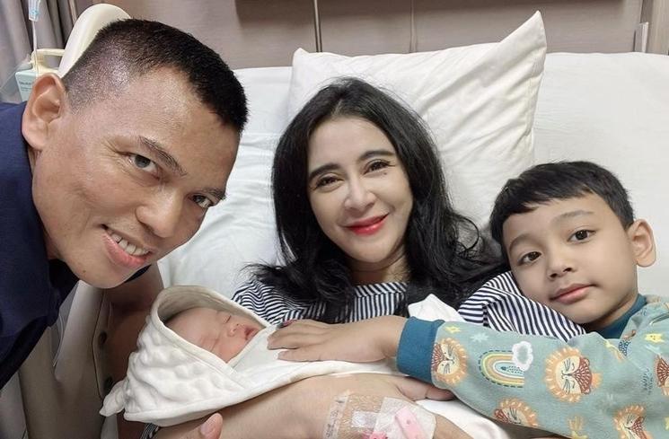 Wajah glowing para artis yang lahiran di tahun 2022 (Instagram/@uutpermatasari)