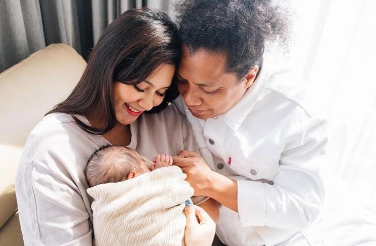 Wajah glowing para artis yang lahiran di tahun 2022 (Instagram/@indahpermatas)