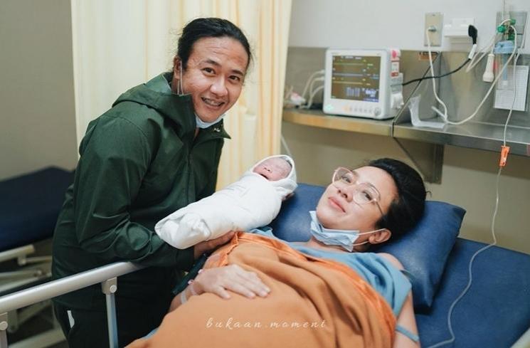 Wajah glowing para artis yang lahiran di tahun 2022 (Instagram/@dea_ananda)